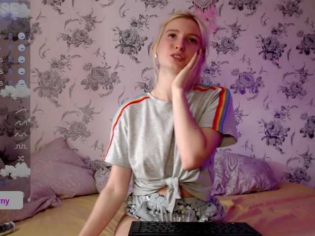 Foto's whiteprincess 1 token = 1 splash on my white T-shirt (find out what's under it dear) #teen #new #young #chat #blueeyes
