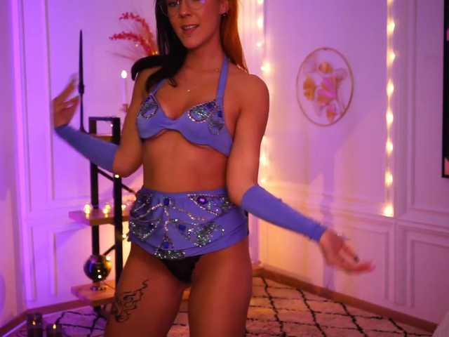 Foto's YourDruidess Help me out of this bellydancer clothes :P @remain #redhair #piercing #tattood #mistres #newmodel #glasses #dominate #bellydancer